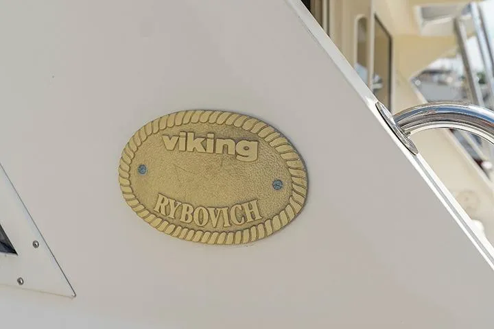 Impulse Yacht Photos Pics 1987 Viking Palm Beach boat emblem with "Rybovich" inscription on white surface.