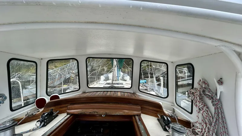  Yacht Photos Pics Interior view of a 2002 Custom Seawing-Atkins boat with windows and ropes.
