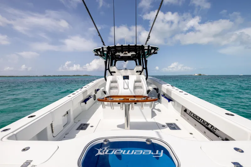 Yacht Photos Pics Freeman 37 VH 2022 boat on turquoise water, featuring sleek design and comfortable seating.