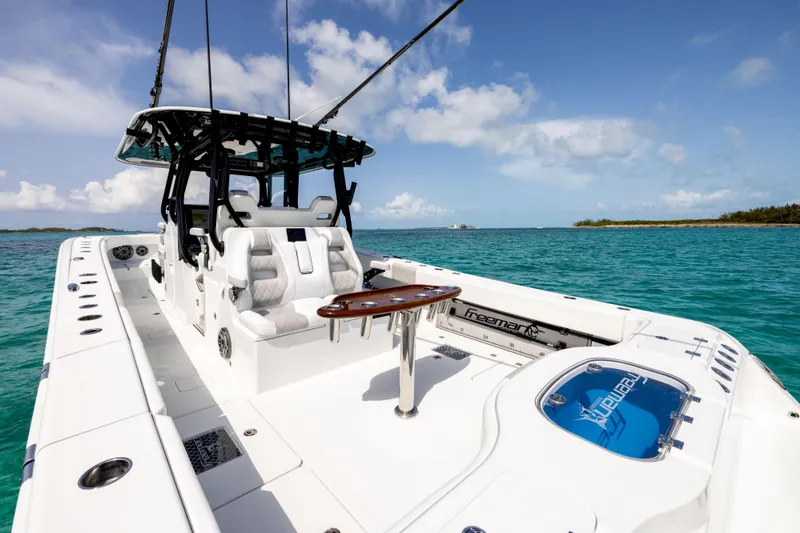  Yacht Photos Pics Freeman 37 VH 2022 boat on turquoise water, featuring sleek design and comfortable seating.