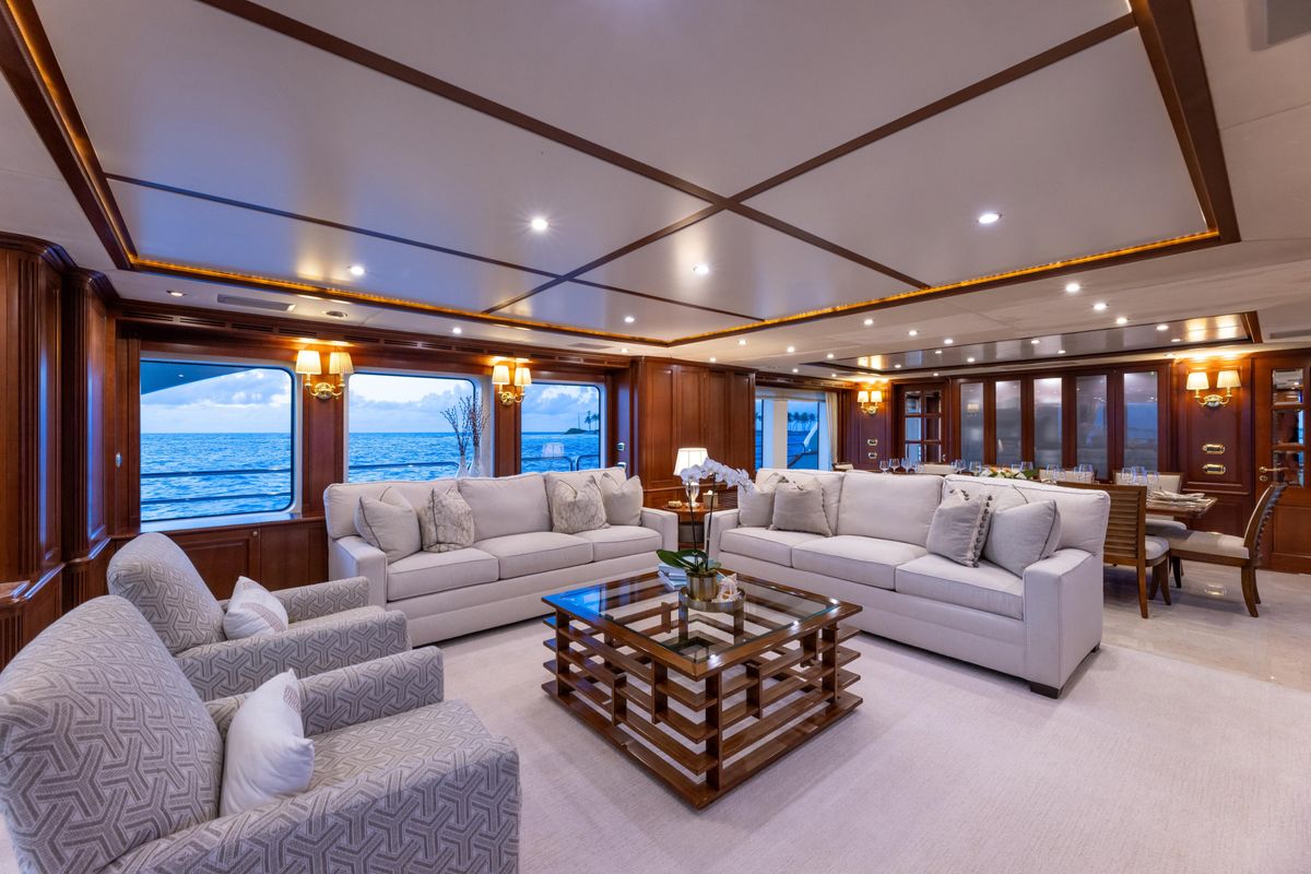 2013 Benetti 121 
