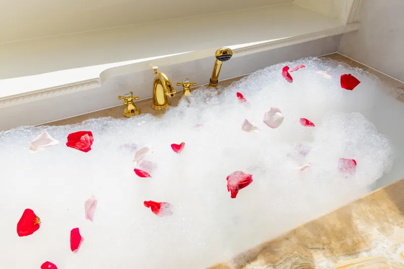 Namaste Yacht Photos Pics MAIN DECK MASTER TUB