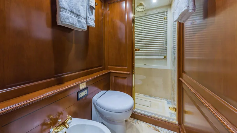 Namaste Yacht Photos Pics LOWER DECK PORT VIP ENSUITE