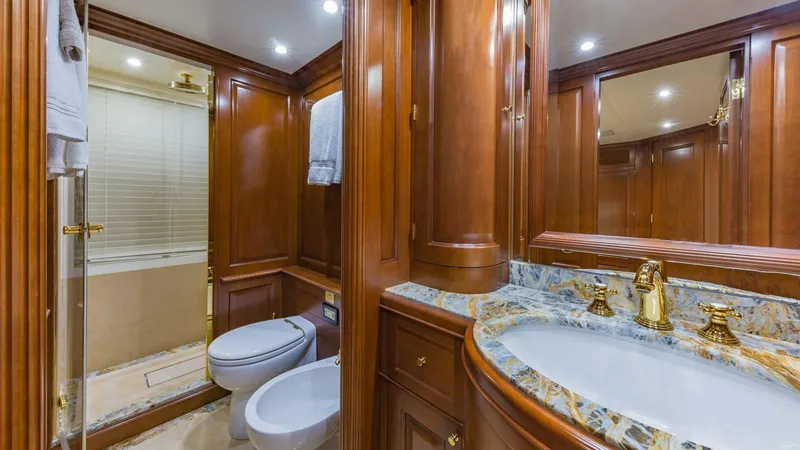 Namaste Yacht Photos Pics LOWER DECK STARBOARD VIP ENSUITE