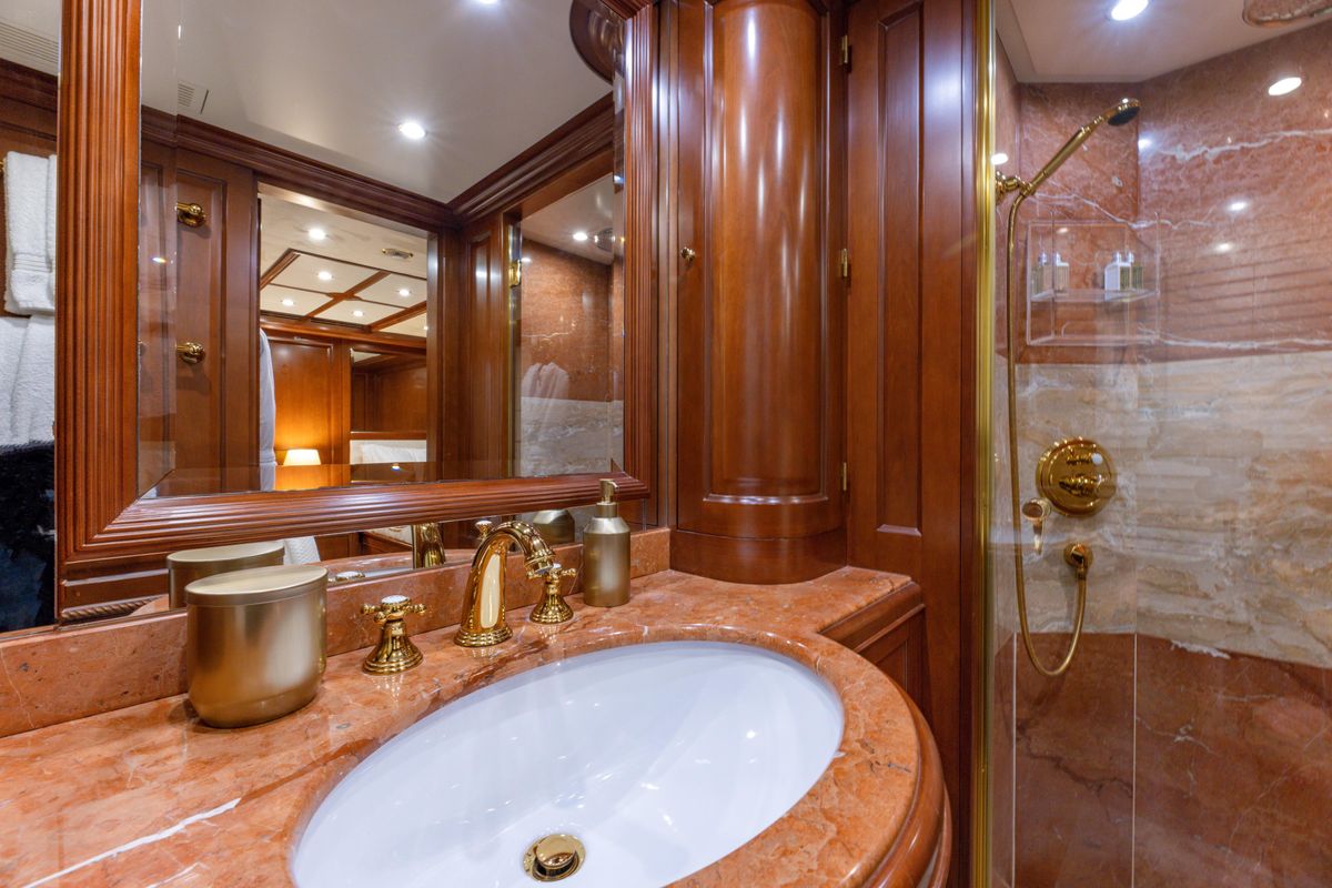 2013 Benetti 121 