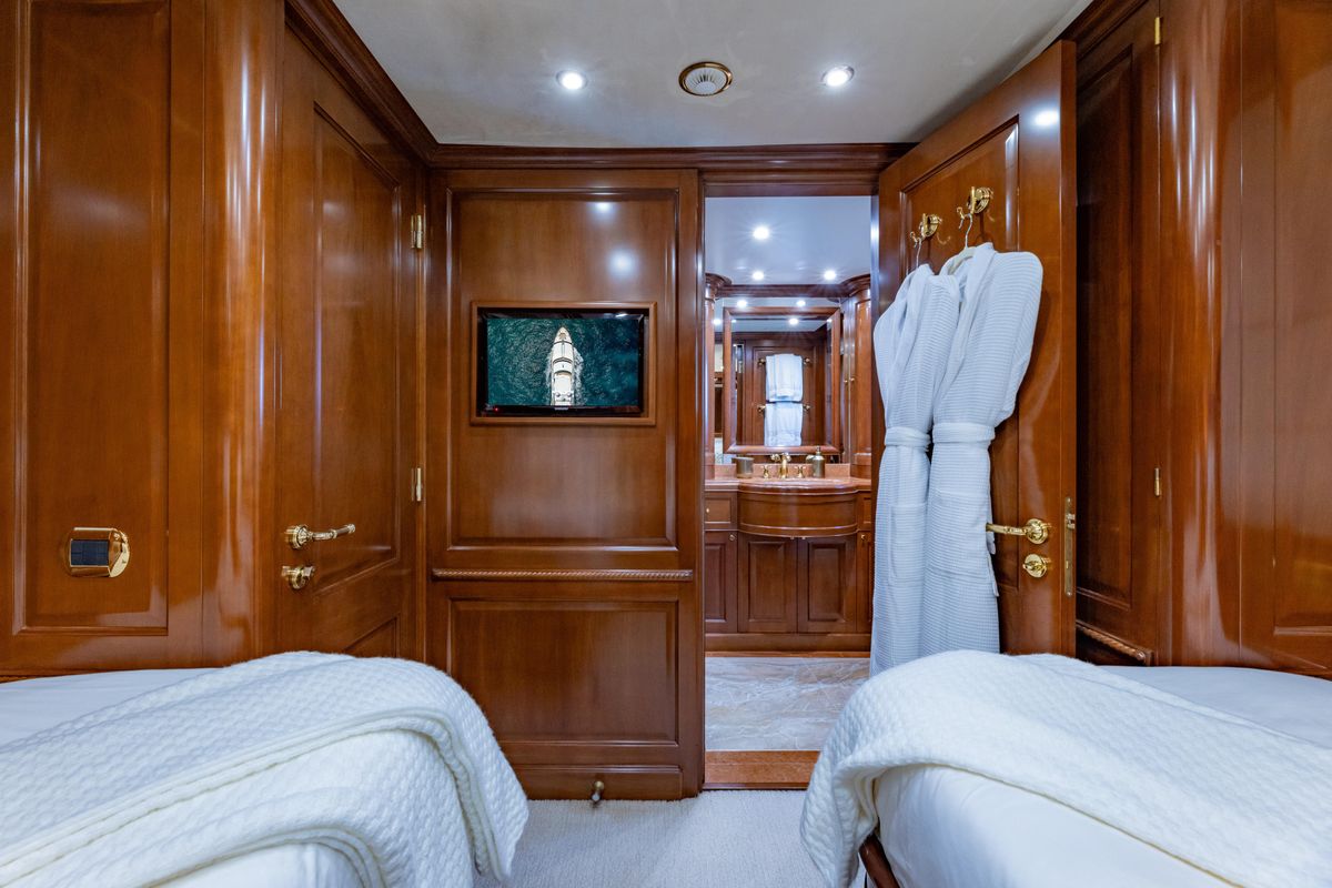 2013 Benetti 121 