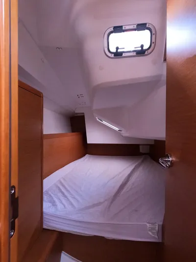 Venteux Yacht Photos Pics Cabin interior of 2016 Jeanneau Sun Odyssey 349 sailboat with bed and porthole.