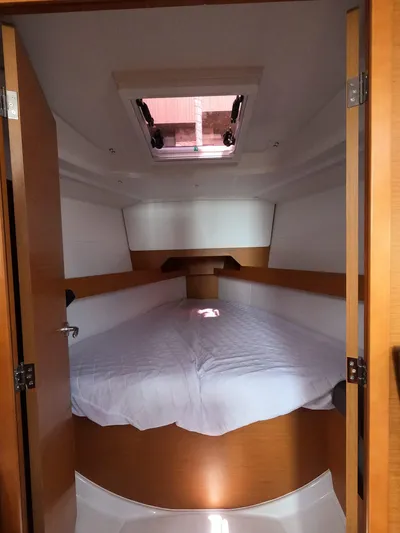 Venteux Yacht Photos Pics Cozy cabin interior of 2016 Jeanneau Sun Odyssey 349 sailboat with skylight.