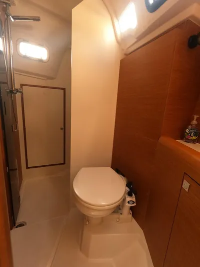 Venteux Yacht Photos Pics 2016 Jeanneau Sun Odyssey 349 yacht bathroom with shower and toilet.