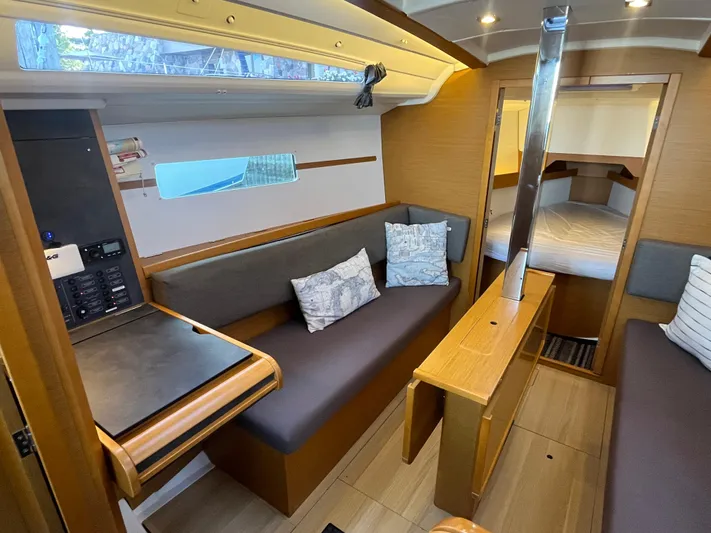 Venteux Yacht Photos Pics Interior of 2016 Jeanneau Sun Odyssey 349 sailboat, featuring cozy seating and modern design.