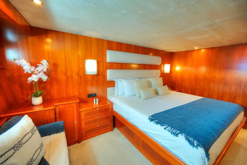 Voyager Yacht Photos Pics Luxurious 2004 Algar Explorer yacht bedroom with elegant wood paneling and cozy bedding.