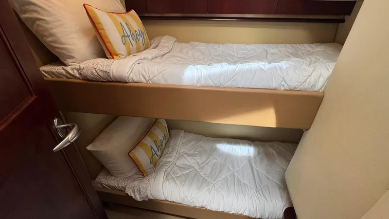 Sea Boss Yacht Photos Pics 2005 Sea Ray 500 Bunk Room