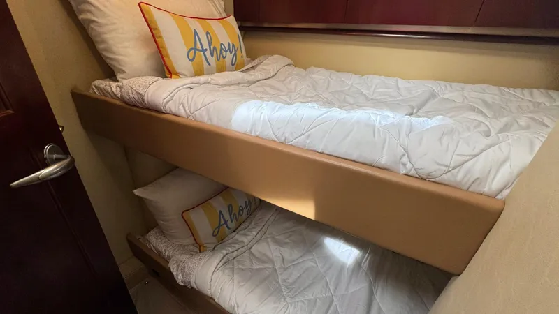 Sea Boss Yacht Photos Pics 2005 Sea Ray 500 Bunk Room