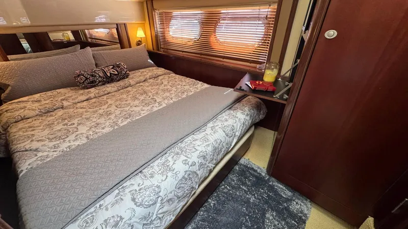 Sea Boss Yacht Photos Pics 2005 Sea Ray 500 Owner's Stateroom Port