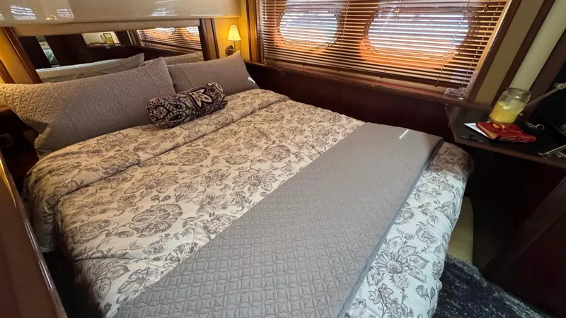 Sea Boss Yacht Photos Pics 2005 Sea Ray 500 Owner's Stateroom Port