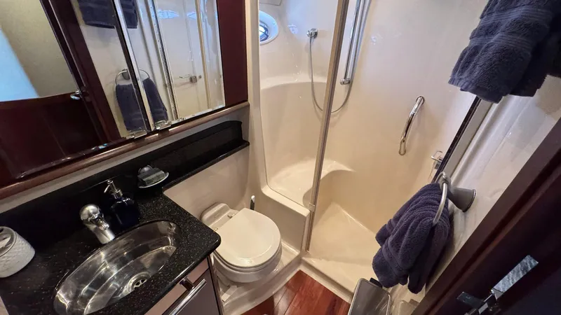 Sea Boss Yacht Photos Pics 2005 Sea Ray 500 Owner's Ensuite