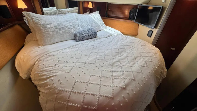 Sea Boss Yacht Photos Pics 2005 Sea Ray 500 VIP Forward