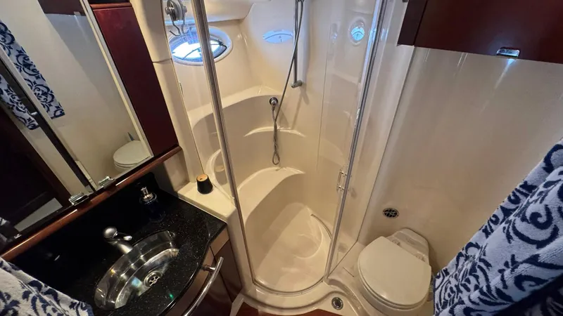 Sea Boss Yacht Photos Pics 2005 Sea Ray 500 VIP Head