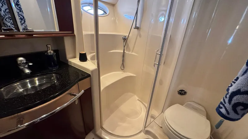 Sea Boss Yacht Photos Pics 2005 Sea Ray 500 VIP Head