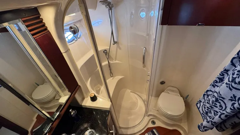 Sea Boss Yacht Photos Pics 2005 Sea Ray 500 VIP Head