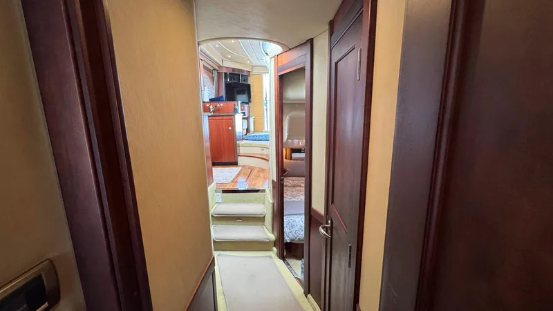 Sea Boss Yacht Photos Pics 2005 Sea Ray 500 Companionway