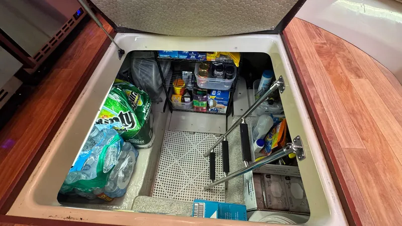 Sea Boss Yacht Photos Pics 2005 Sea Ray 500 Storage