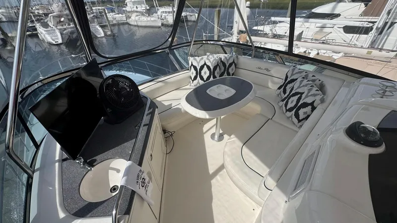 Sea Boss Yacht Photos Pics 2005 Sea Ray 500 Flybridge Forward Settee