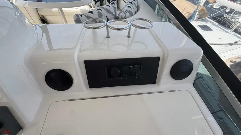 Sea Boss Yacht Photos Pics 2005 Sea Ray 500 Flybridge Helm