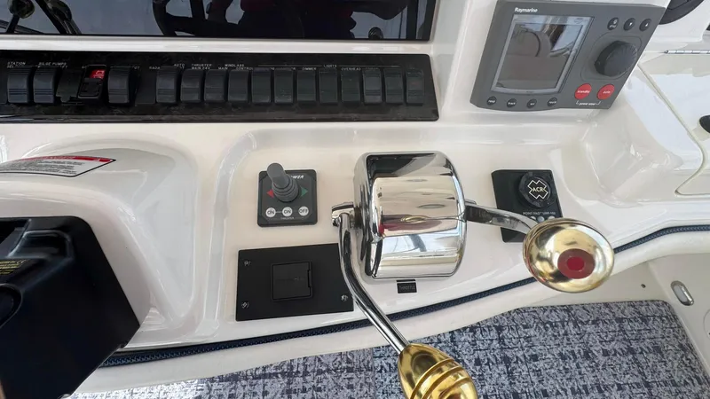 Sea Boss Yacht Photos Pics 2005 Sea Ray 500 Flybridge Helm