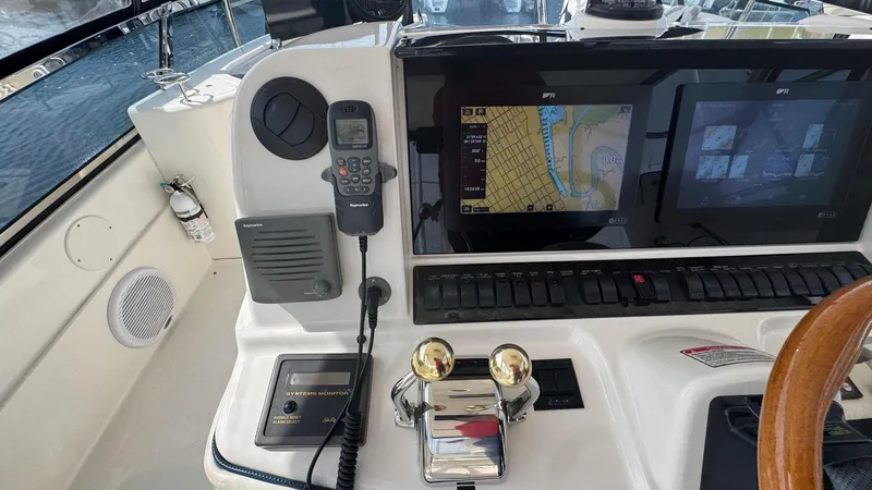 Sea Boss Yacht Photos Pics 2005 Sea Ray 500 Flybridge Helm