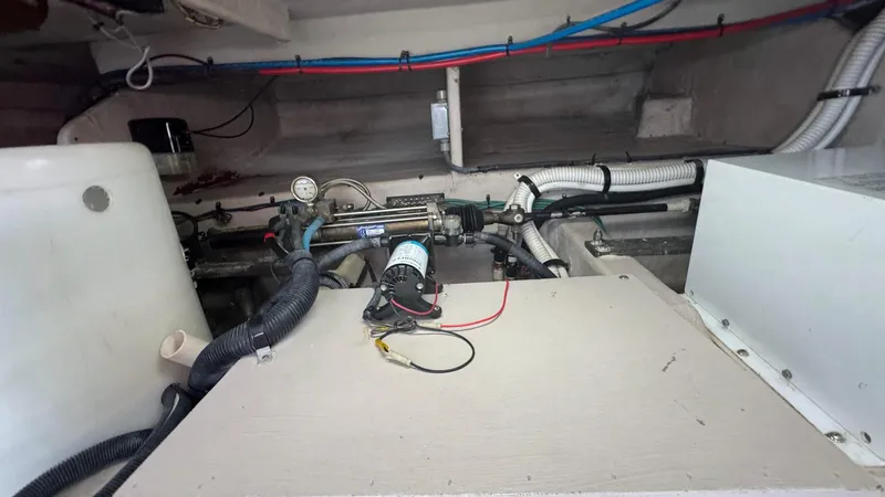 Sea Boss Yacht Photos Pics 2005 Sea Ray 500 Engine Room