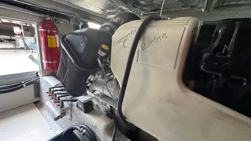 Sea Boss Yacht Photos Pics 2005 Sea Ray 500 Engine Room