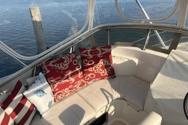  Yacht Photos Pics Cozy seating area on 2002 Albin 32 + 2 Command Bridge with decorative cushions.