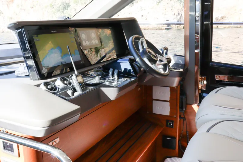 Samuel Yacht Photos Pics Princess F65 - Main Helm