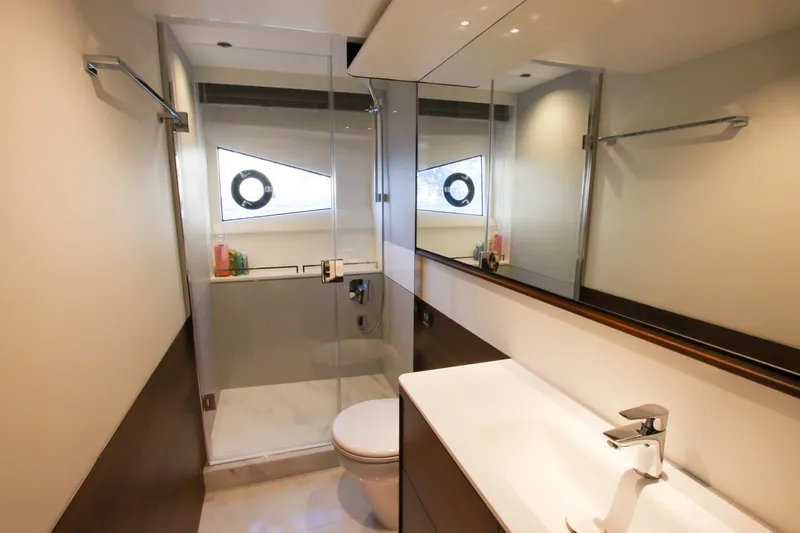 Samuel Yacht Photos Pics Princess F65 - Master Bathroom