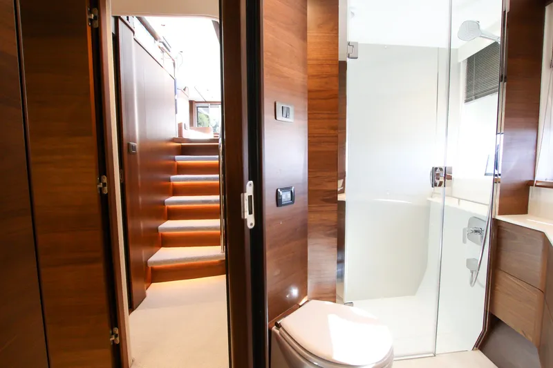 Samuel Yacht Photos Pics Princess F65 - VIP Bathroom
