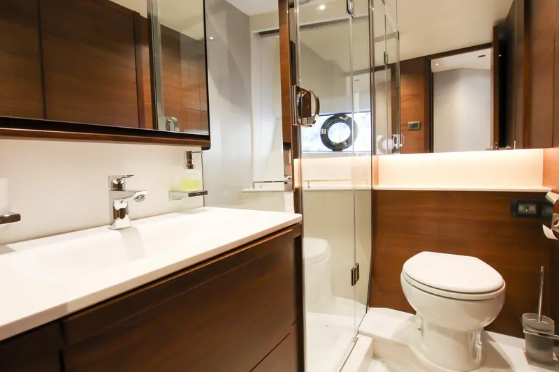 Samuel Yacht Photos Pics Princess F65 - Midship Bathroom
