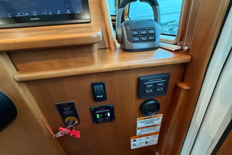Kay Lee Jean Yacht Photos Pics 2023 Sabre 43 Salon Express helm controls with Garmin display and Volvo Penta joystick.