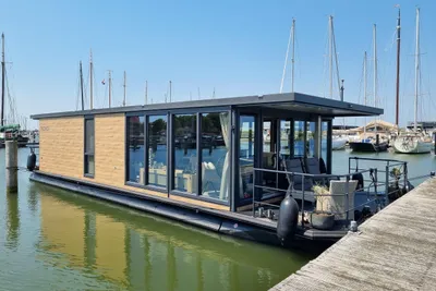 2025 HT Lofts PE Special Houseboat