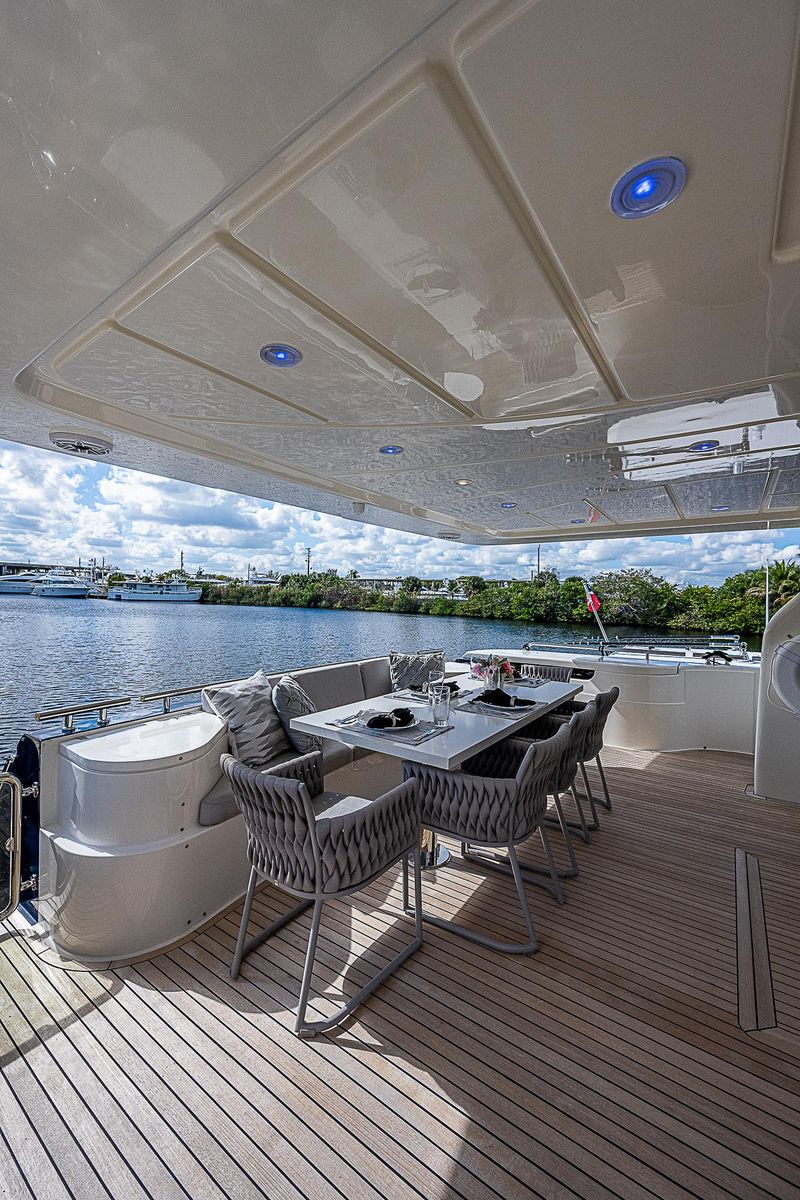 2006 Ferretti Yachts 83 