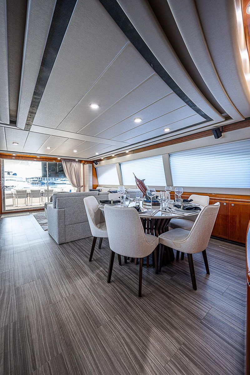 2006 Ferretti Yachts 83 