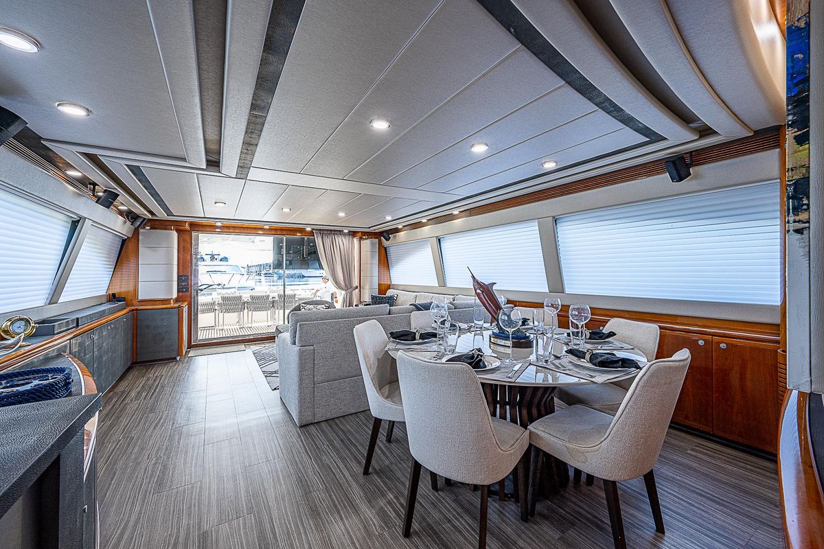 2006 Ferretti Yachts 83 