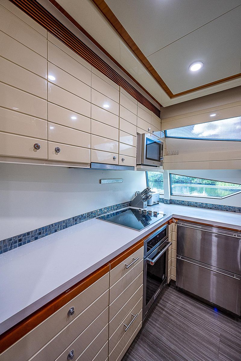 2006 Ferretti Yachts 83 