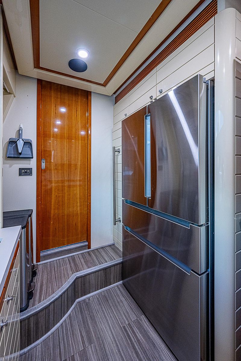 2006 Ferretti Yachts 83 