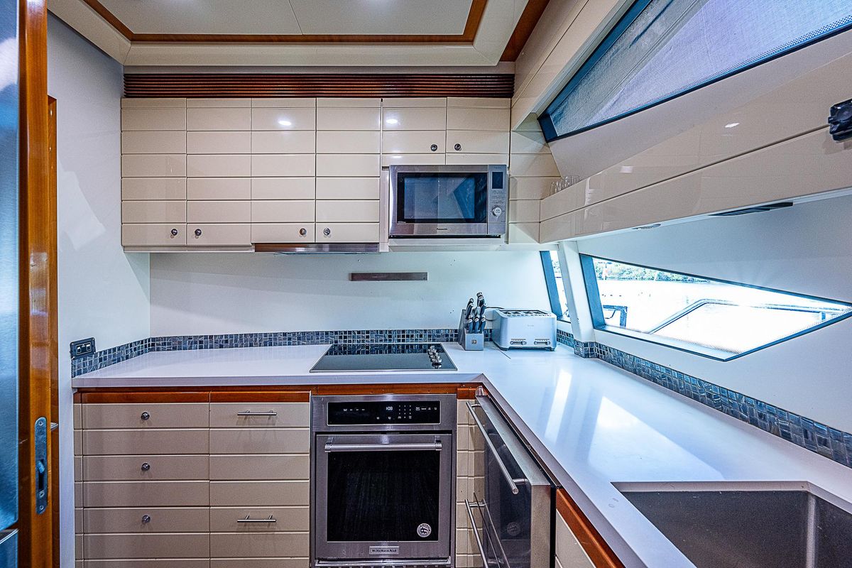 2006 Ferretti Yachts 83 