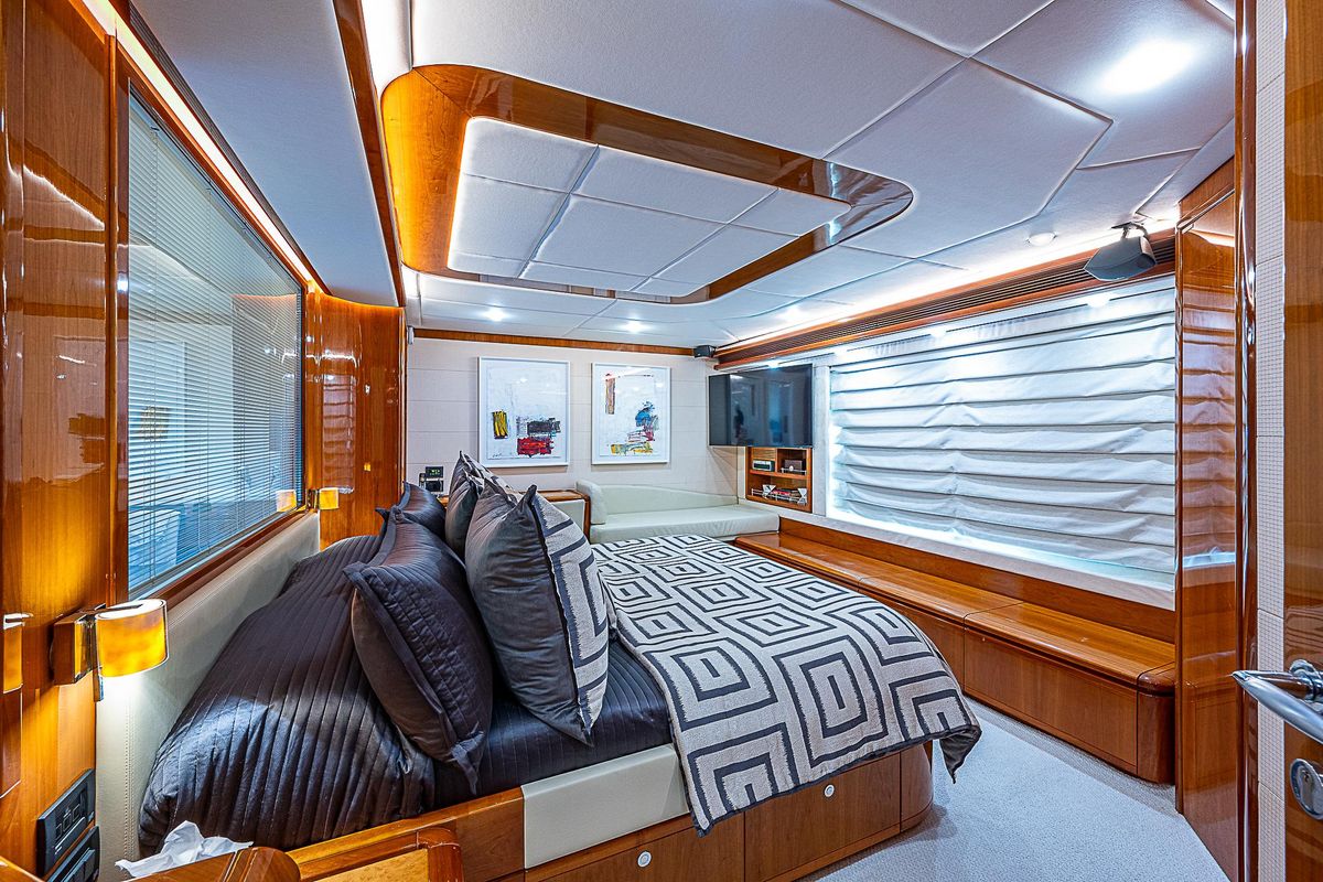 2006 Ferretti Yachts 83 
