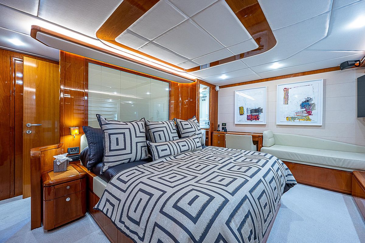 2006 Ferretti Yachts 83 