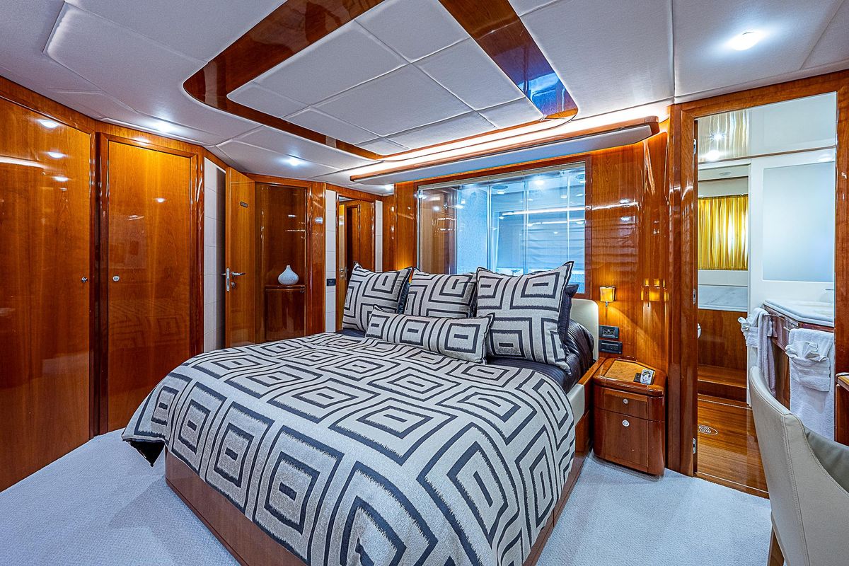 2006 Ferretti Yachts 83 