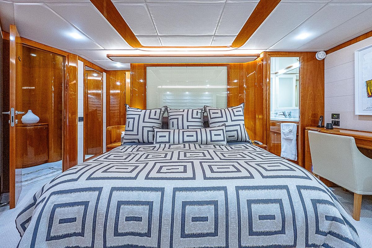 2006 Ferretti Yachts 83 