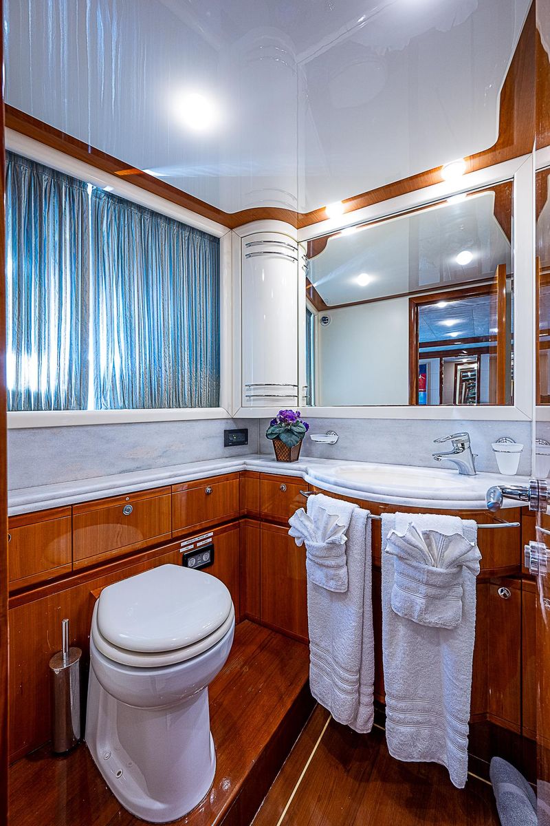 2006 Ferretti Yachts 83 